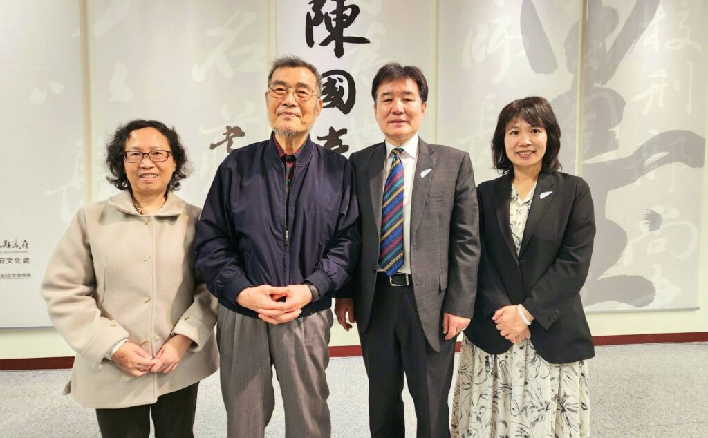 ▲開幕式上貴賓冠蓋雲集，國立中正紀念堂管理處代理處長張惠珠（左起）書法家陳國春老師、連江縣政府副縣長陳冠人及連江縣政府文化處處長吳曉雲展場合影留念。（記者 辛澎祥/攝）