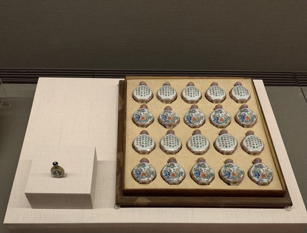 展覽特別展出一組共二十件的〈清 乾隆粉彩御製詩花卉紋鼻煙壺〉。（圖/故宮提供）