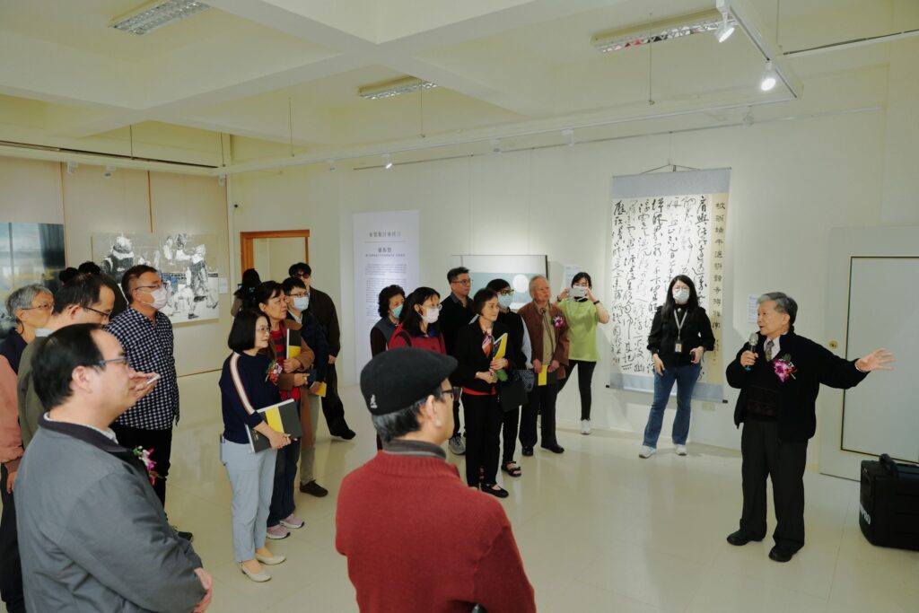 評審團代表羅振賢教授現場導覽。（圖/國父紀念館提供）