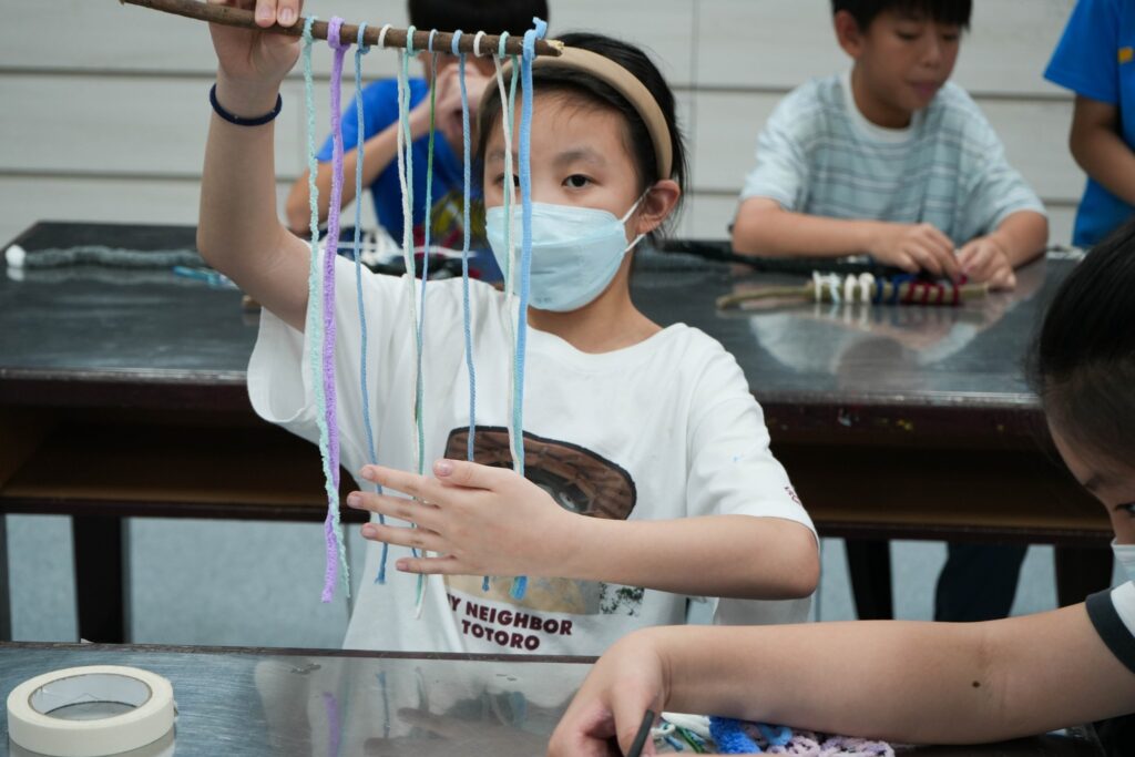 工藝體驗教學課程讓學生在親手製作的過程中，體驗工藝之美，啟發創意潛能。（圖/工藝中心提供）