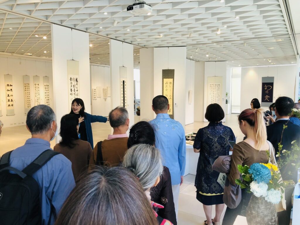 ▲本展策展人陳耀姬（左二）在展場的展出作品前，為與會貴賓進行導覽，場面十分熱烈。（記者 辛澎祥/攝）