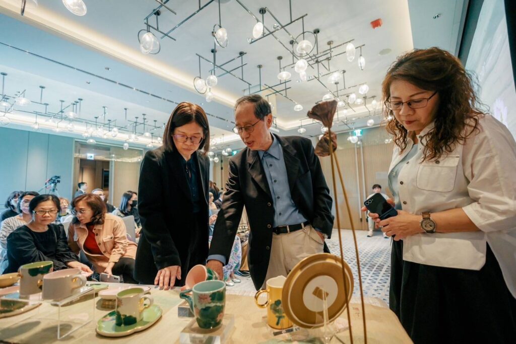 ▲林玉山的家屬林柏亭(中)為國美館館長陳貺怡進行瓷器作品的導覽說明。(圖/國美館 提供)