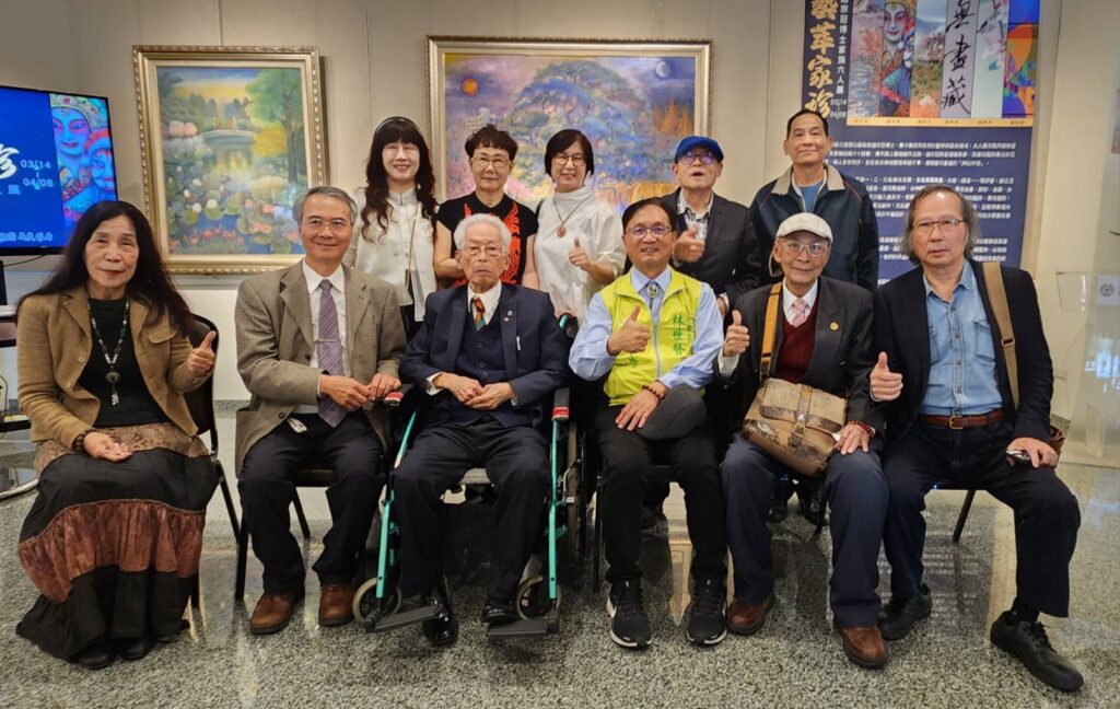 ▲彰化市長林世賢(前排右三)特別到展場向老友趙宗冠醫師及家族成員表達六人展展覽道賀之意。(記者 辛澎祥/攝)
