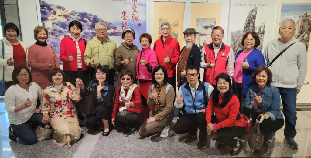 ▲臺馬參展藝術家在馬祖民俗文化館展場合影留下歷史見證。（記者 辛澎祥/攝）