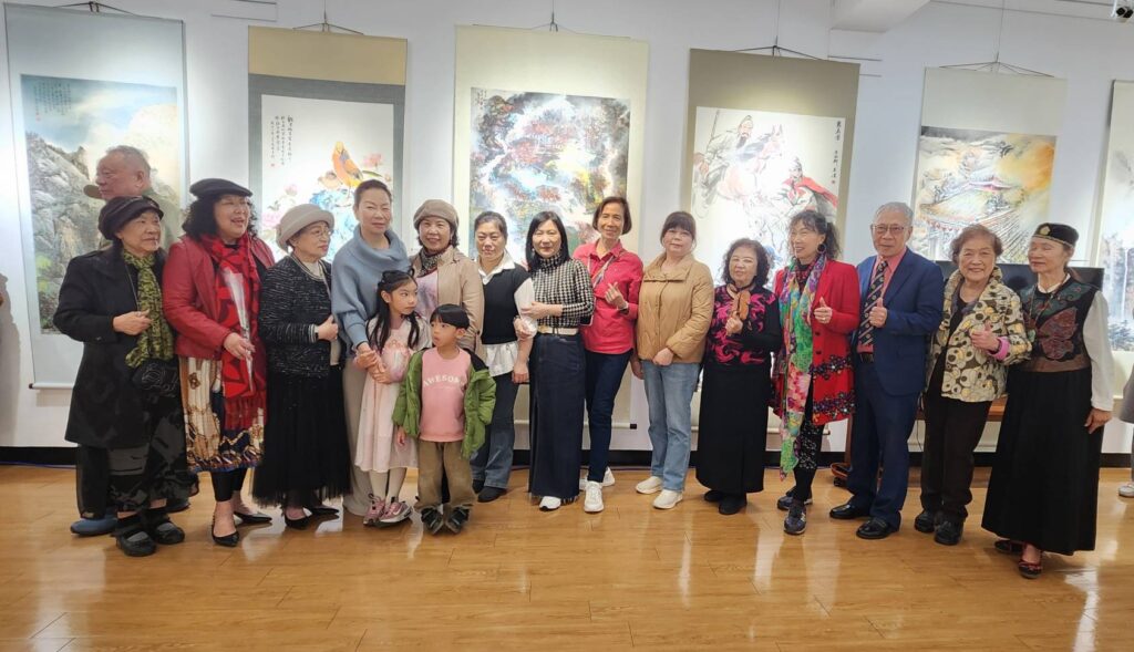 ▲協會參展藝術家們在展場開心合影留念。（記者 辛澎祥/攝）