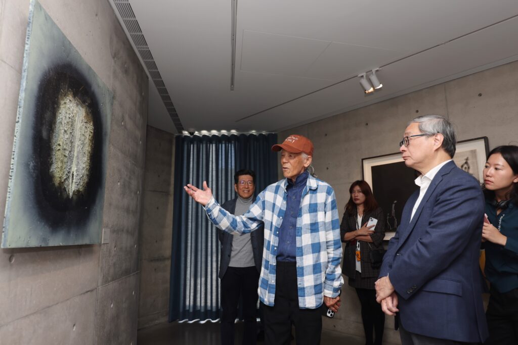 藝術家江賢二（左2）及公益平台文化基金會董事長嚴長壽（左1）帶領文化部長李遠（右2）參觀園區，並介紹作品《火與冰_24-10》。（圖/文化部提供）