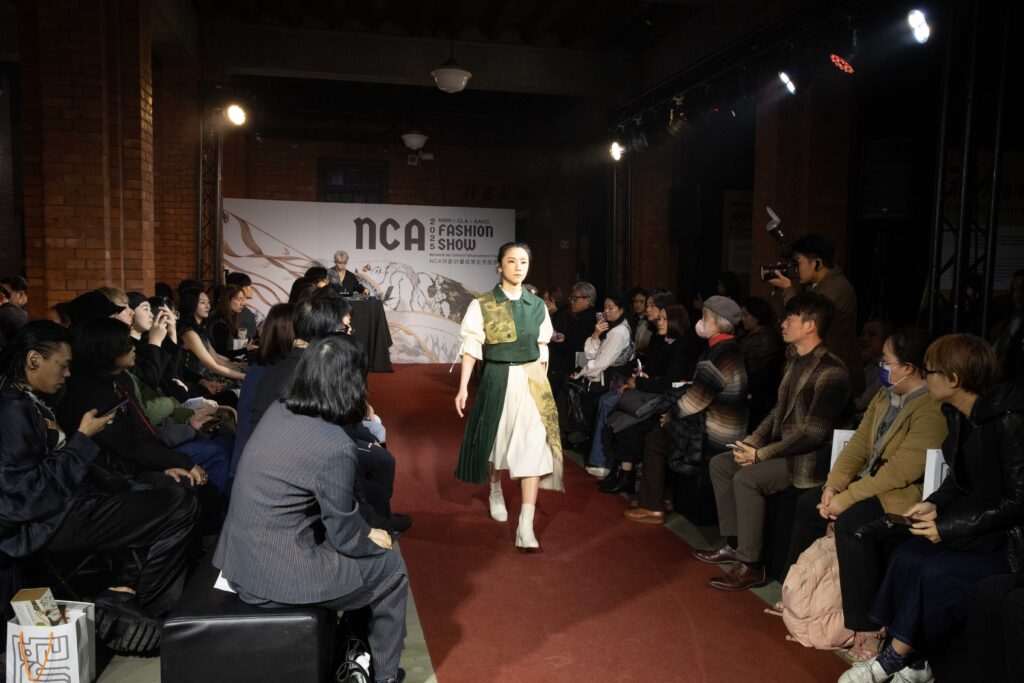 史博館「NCA時尚秀」呈現青年設計師以時尚元素演譯溥心畬作品《鳳凰閣秋景寫生》。
