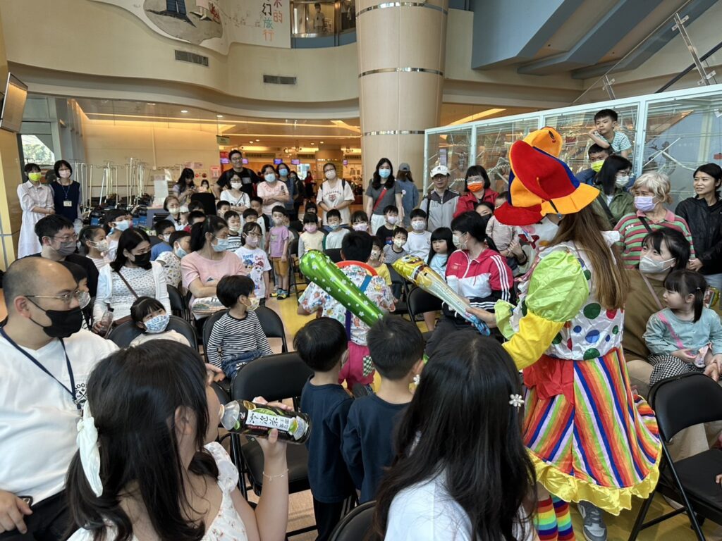 ▲臺大醫院附設幼稚園的80名小朋友也湧入兒童嘉年華會活動會場,與小丑親密互動。(記者 辛澎祥/攝)