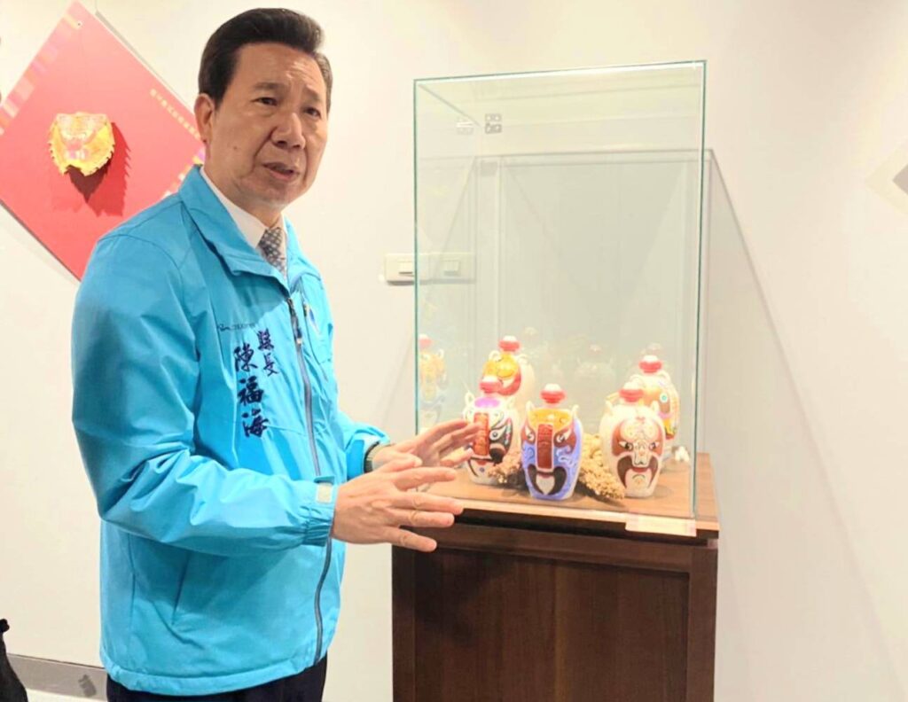 ▲陳福海縣長對參展藝術家作品顯得相當熟悉。(圖/金門文化局 提供)