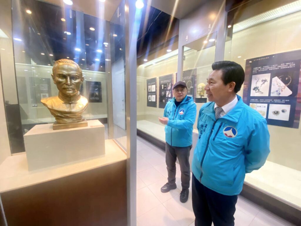 ▲金門縣長陳福海(右一)在金門縣文化局長陳榮昌的陪同下,參觀三人聯展。(圖/金門文化局 提供)