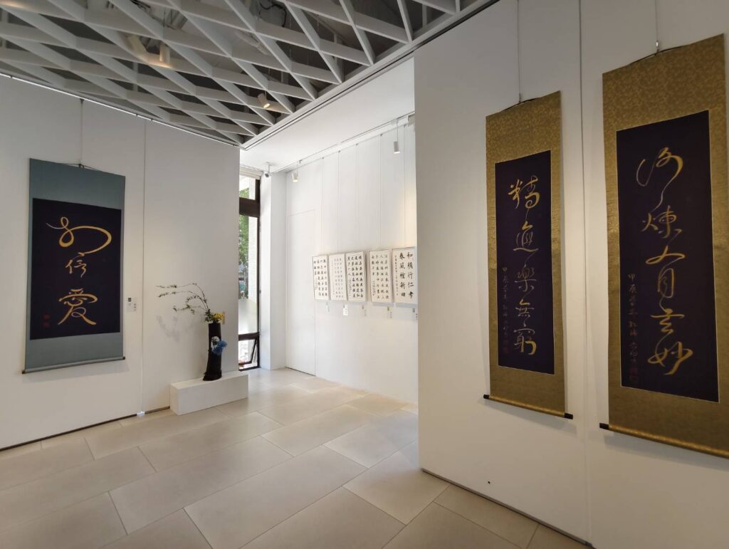 ▲現場展出孫端吉教授的墨寶，在作品字裡行間充滿孝與愛的真理，兼具勵志性，與觀者建構稹密互動。（記者 辛澎祥/攝）