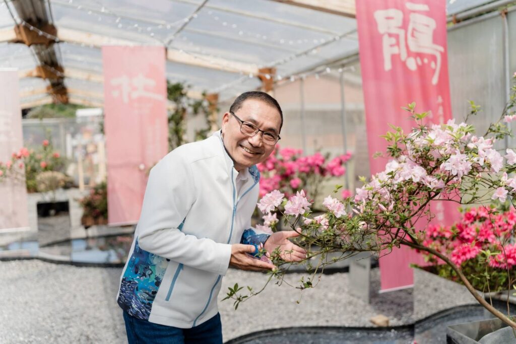 ▲新北市長侯友宜在萬金杜鵑花展活動上大力行銷。(圖/新北市農業局 提供)