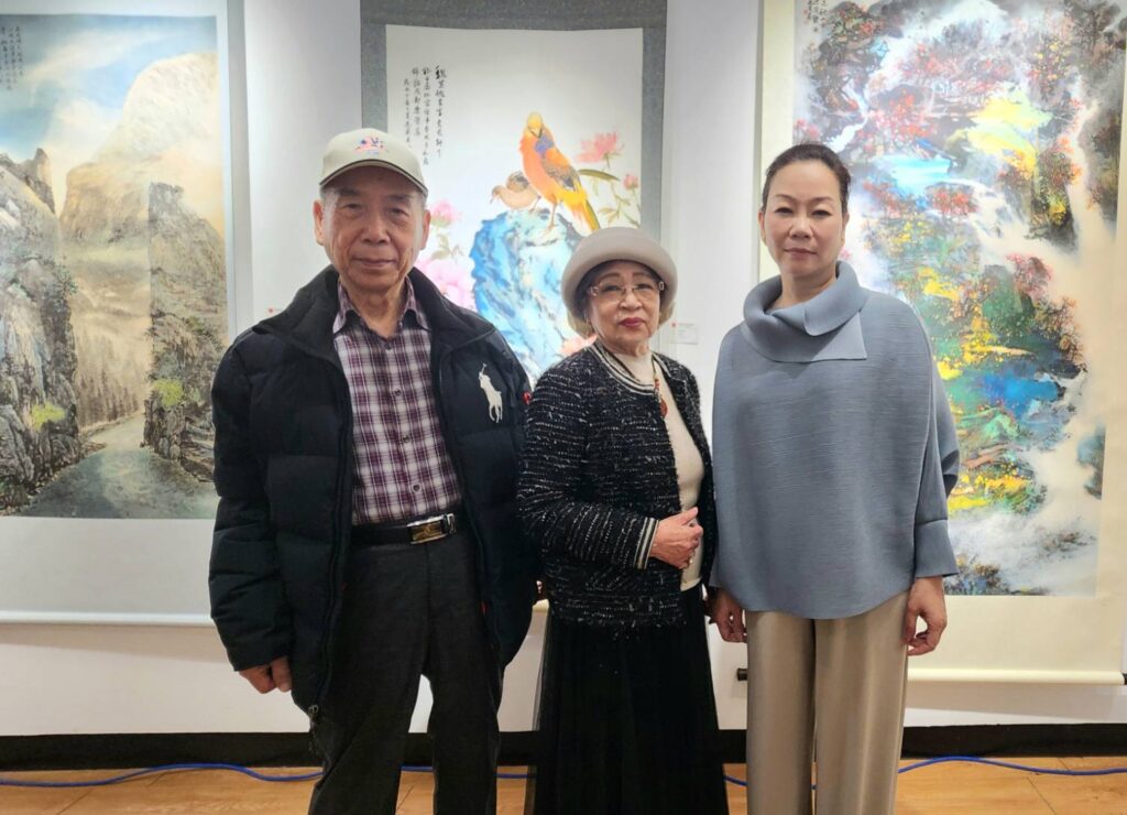 ▲中華畫筌美術協會前理事長廖學政（左起）前任理事長吳珍梅及現任理事長鄭娟娟，在展場合影留念。（記者 辛澎祥/攝）