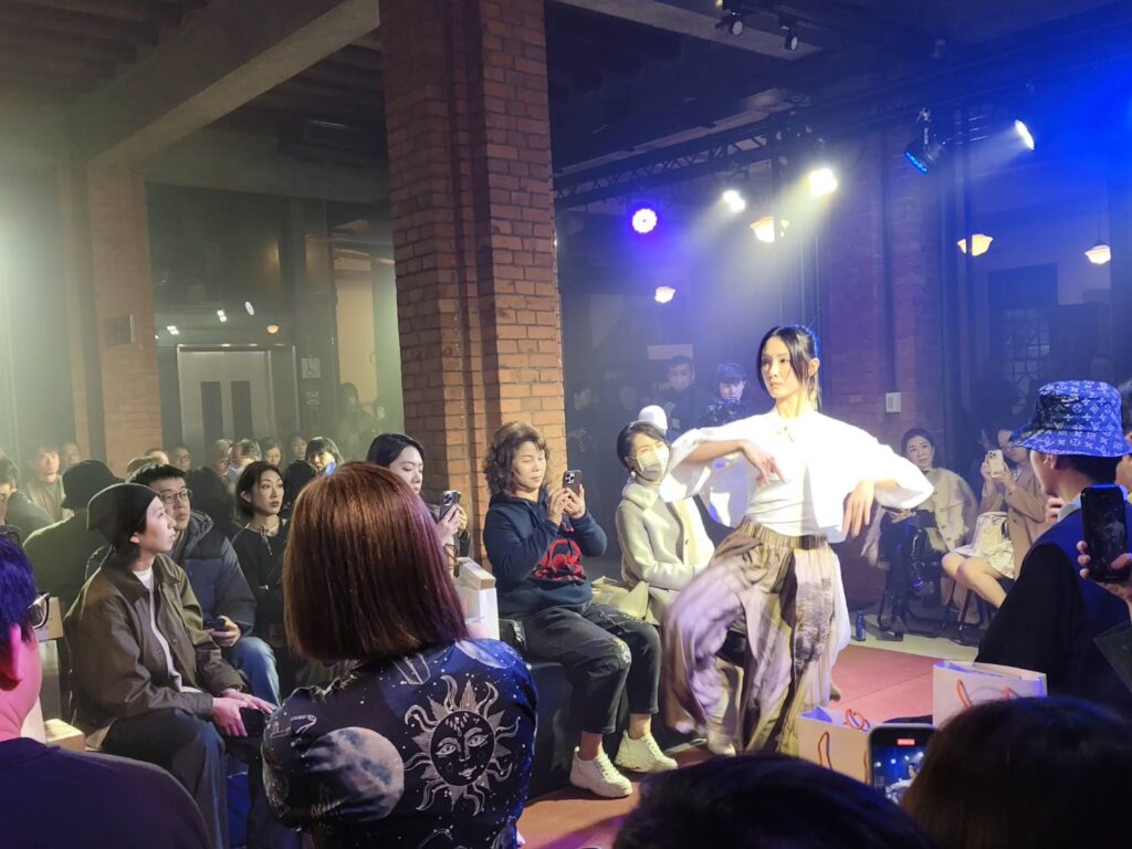 開場由啦啦隊人氣女孩君白表演現代舞，演繹館藏與時尚設計的創意對話。（記者 陳安婷/攝）