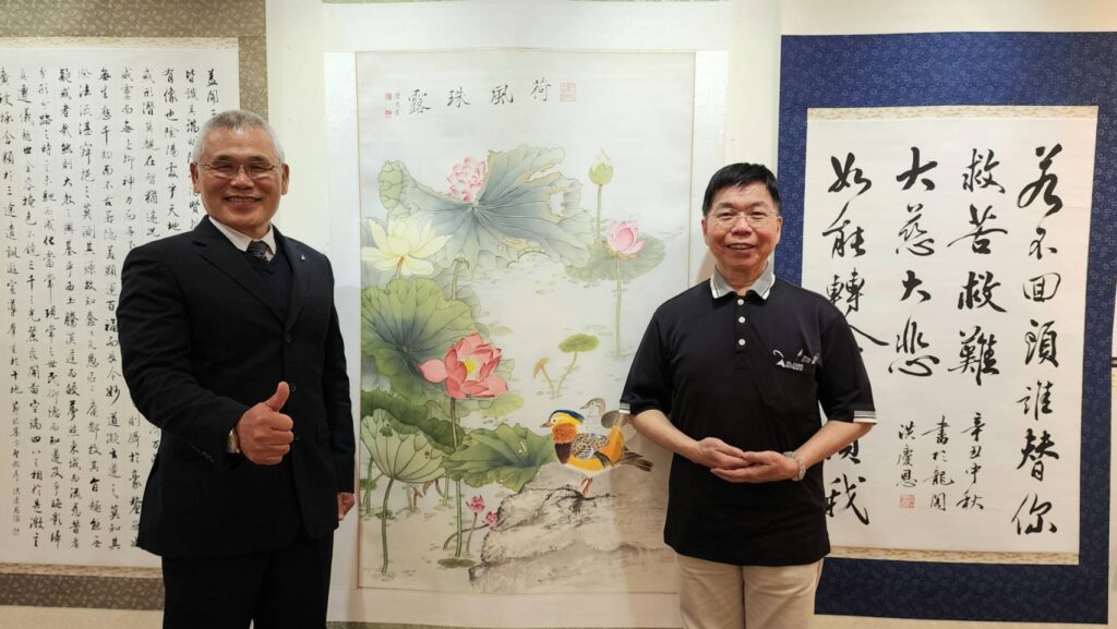 ▲洪慶恩(右)的書畫個展,逐年展現作品的個人特色與文采,更受到摯友們的推崇與讚賞。(記者 辛澎祥/攝)