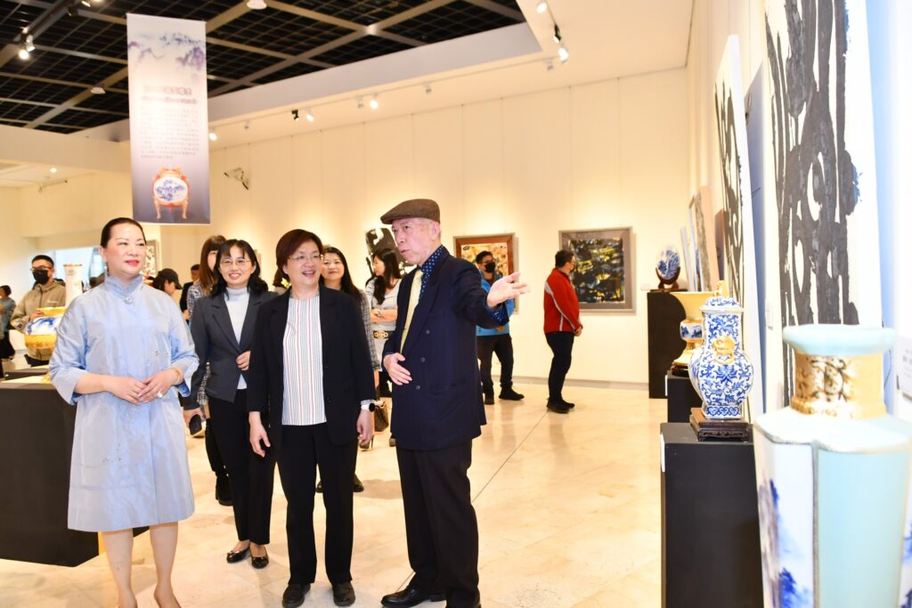 ▲梁永斐（右）為出席開幕式貴賓導覽他的展出作品，左為參展藝術家卓麗秋老師。（圖/彰化縣文化局 提供）