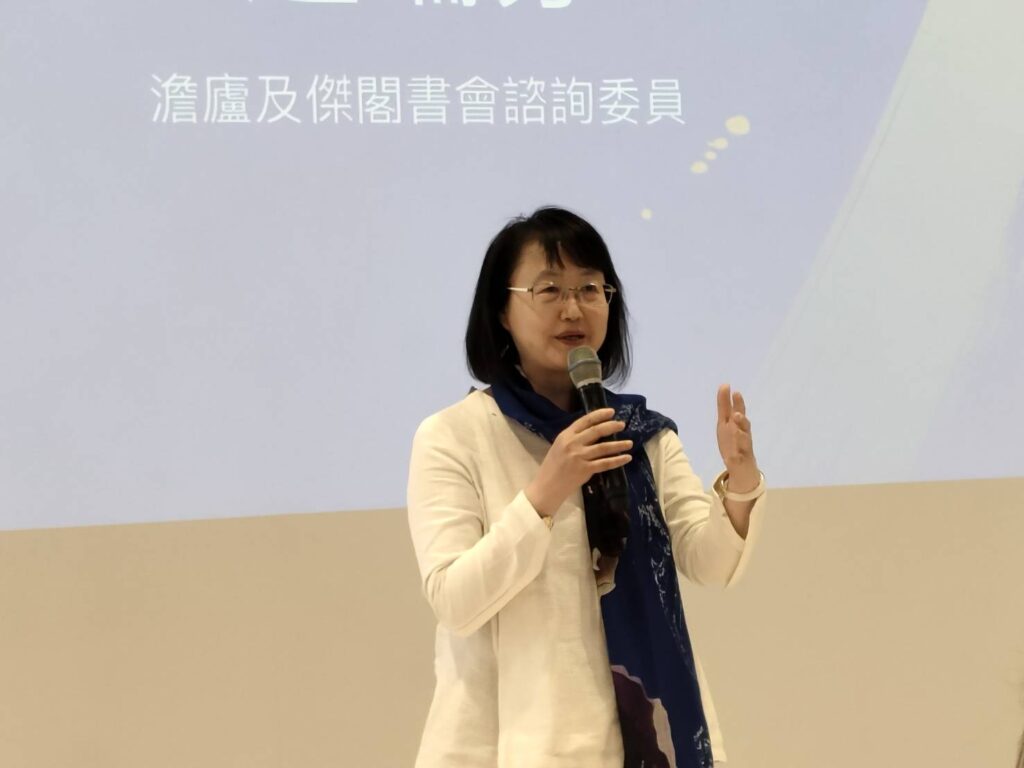 ▲評審連瑞芬老師致詞時表示，書法是載體，透過孝道與和氣大愛，將書法文字融入心境，是學習體悟的重要根本。（記者 辛澎祥/攝）
