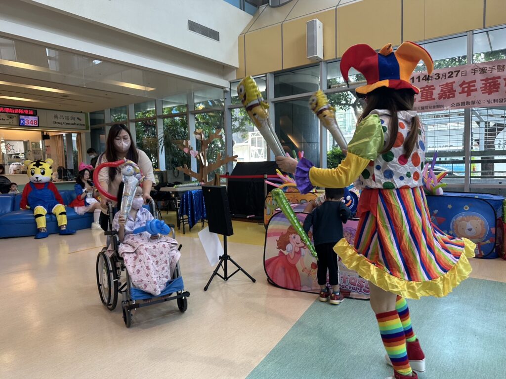 ▲知道大廳有兒童嘉年會活動,住院院童即始坐著輪椅也要參加盛況,場面相當感人。(記者 辛澎祥/攝)