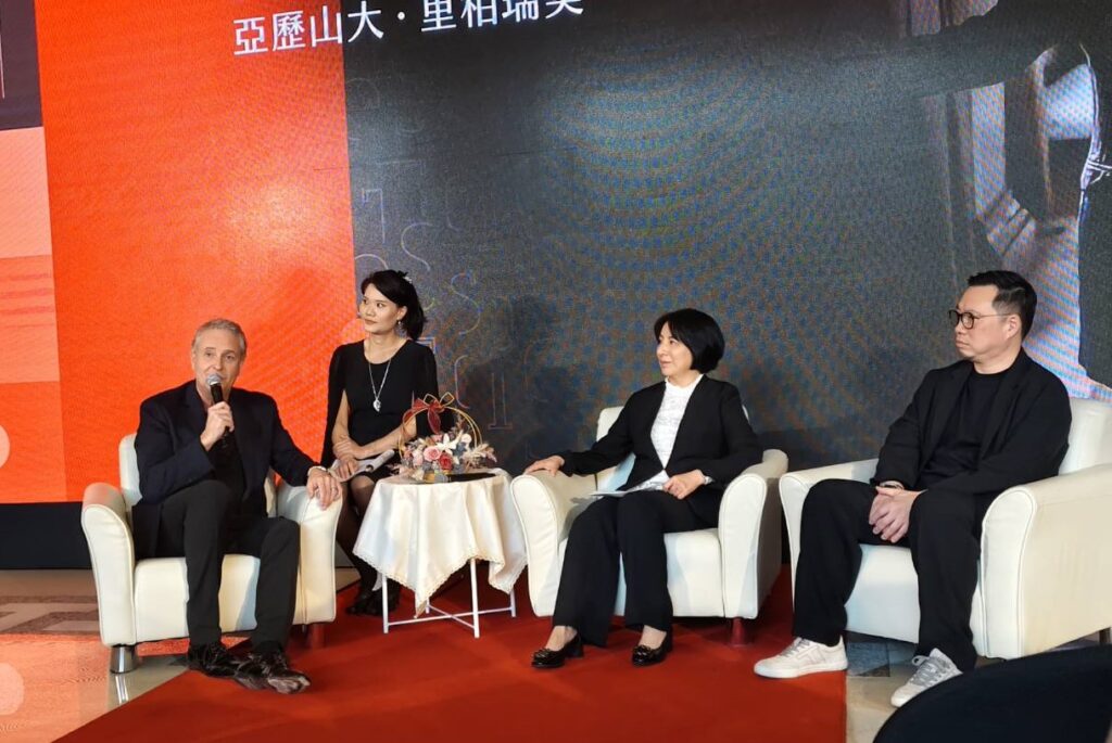 國際知名指揮亞歷山大•里柏瑞契談及未來展望，右二為TSO團長郭佩瑜。（記者 陳安婷/攝）