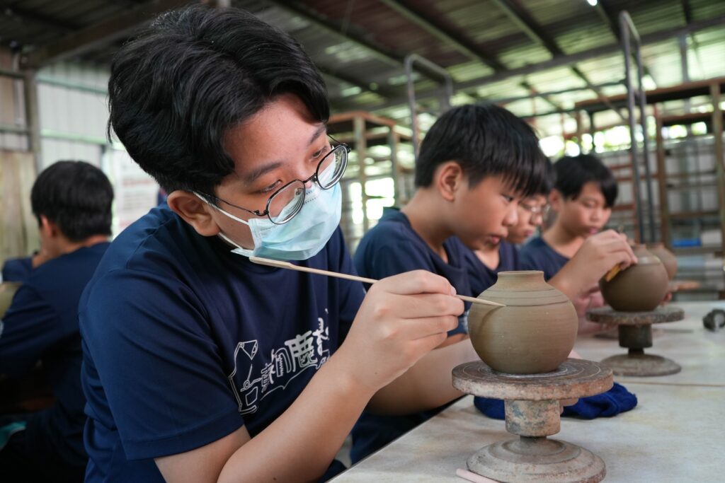 透過校園扎根計畫深化工藝與教育的連結，推動工藝文化傳承與新世代工藝人才培育。（圖/工藝中心提供）