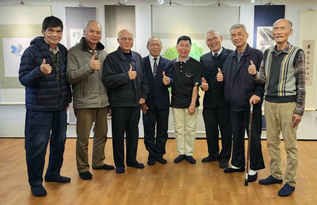 ▲洪慶恩老師(右四)舉行年度書畫個展,與多位慈濟基金會志工畫友在展場合影留念。(記者 辛澎祥/攝)