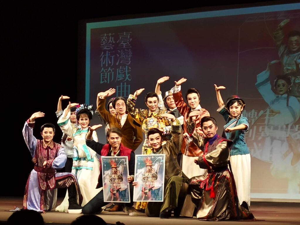 明華園戲劇總團大合影。（記者 陳安婷/攝）