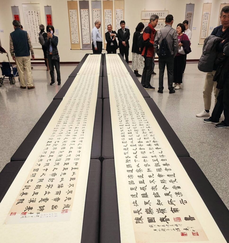 ▲陳國春老師展出作品可謂氣勢磅礡，字裡行間充滿正能量，讓人驚豔。（記者 辛澎祥/攝）