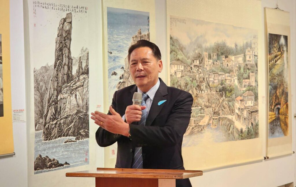 ▲連江縣政府王忠銘縣長在臺馬藝術家聯展開幕式上致詞時表示，期待臺灣藝術家們能多到馬祖交流展出，讓馬祖的動人故事能多元傳頌。（記者 辛澎祥/攝）