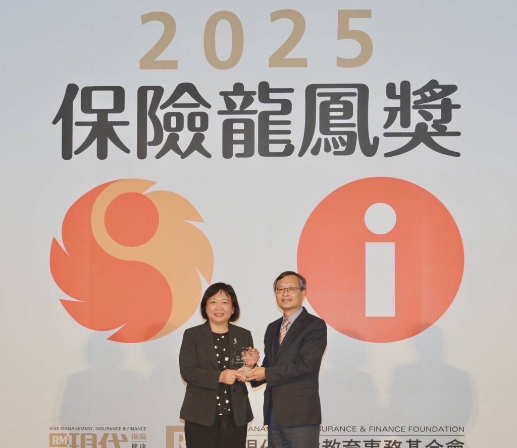 ▲中華郵政榮獲「2025保險龍鳳獎」殊榮肯定,由協理簡詠涵(左)代表出席,接受金管會保險局副局長陳清源頒獎。(圖/中華郵政 提供)