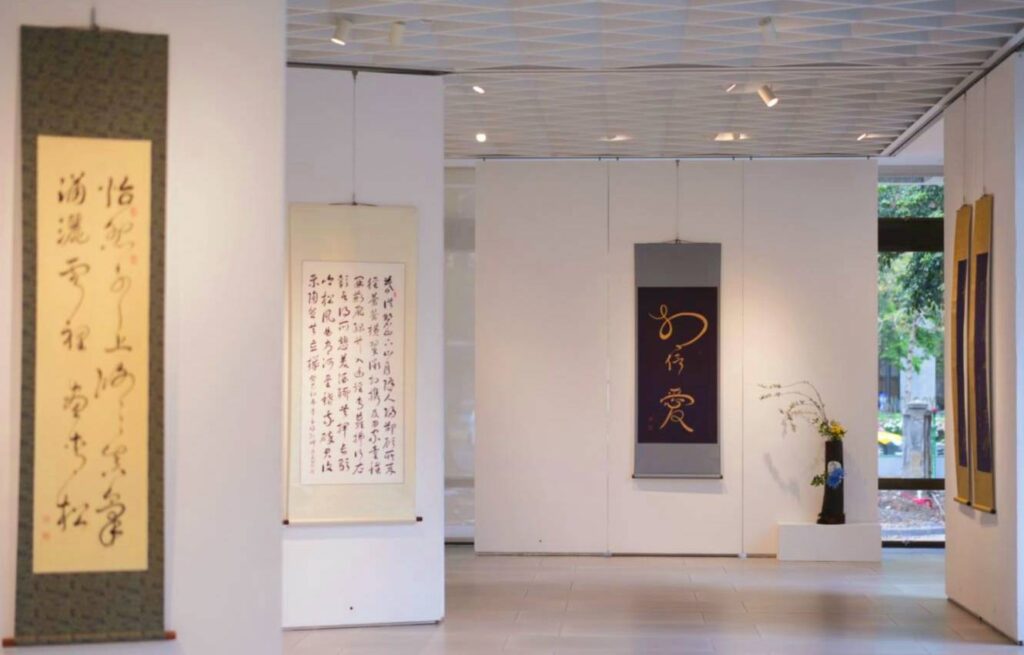 ▲展場的佈置設計呈現活潑與沈靜的空間感，精巧的書香花藝，呈現豐沛人文質感與藝術品味，對觀者將帶來新的視覺感與體悟。（圖/陳耀姬 提供）