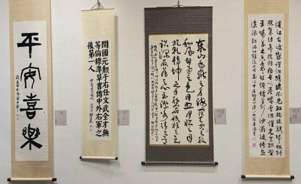 ▲多位書法名家的作品，在展場受到觀者高度的評價。（記者 辛澎祥/攝）