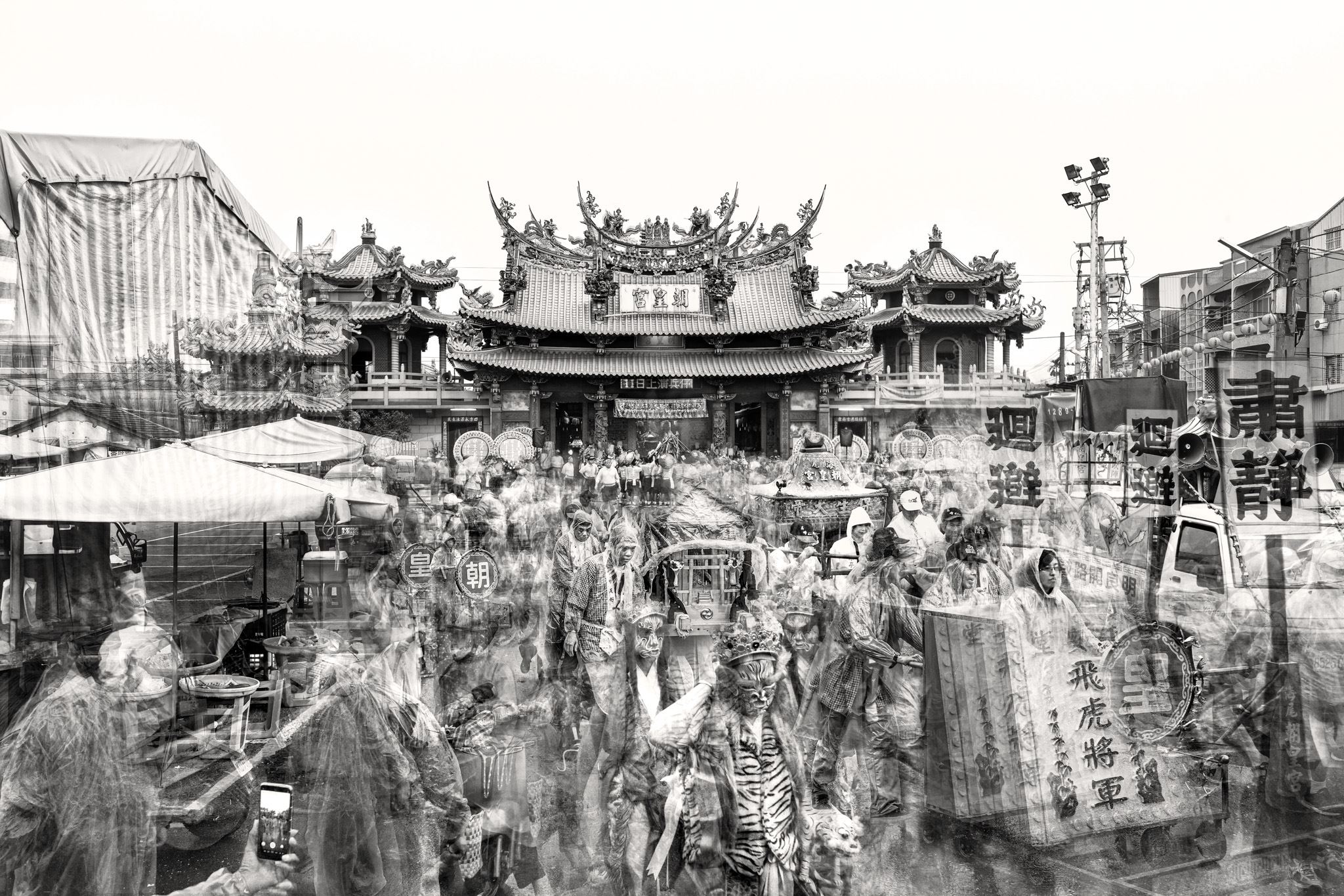 參展藝術家陳伯義作品〈大廟埕-臺南海尾朝皇宮〉，以鏡頭紀錄廟宇及廟前廣場並重疊組合，呈現廟埕空間世俗與神聖共在的景觀。（圖/國家攝影文化中心提供）