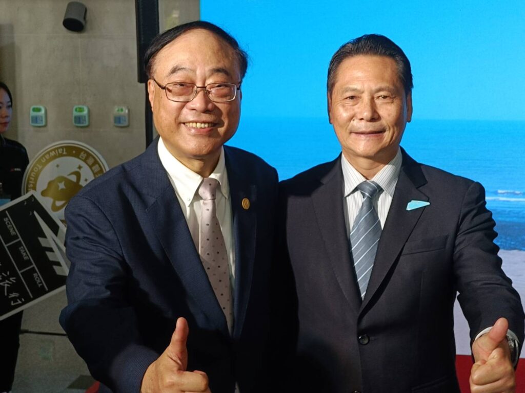 ▲觀光署長周永暉（左）與連江縣縣長王忠銘，大力行銷四月的馬祖旅遊，邀請大家到馬祖一探究竟。（記者 辛澎祥/攝）