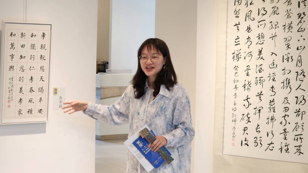 ▲本展策展人陳耀姬為服務團隊進行作品導覽，為每幅作品進行風格、特色與意涵的詳盡介紹，投入作品期中皆有所獲。（記者 辛澎祥/攝）