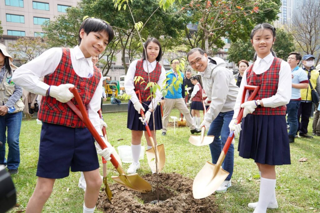 ▲侯友宜市長（右二）與學子齊一種樹，深感正面意義。（圖/新北市農業局 提供）
