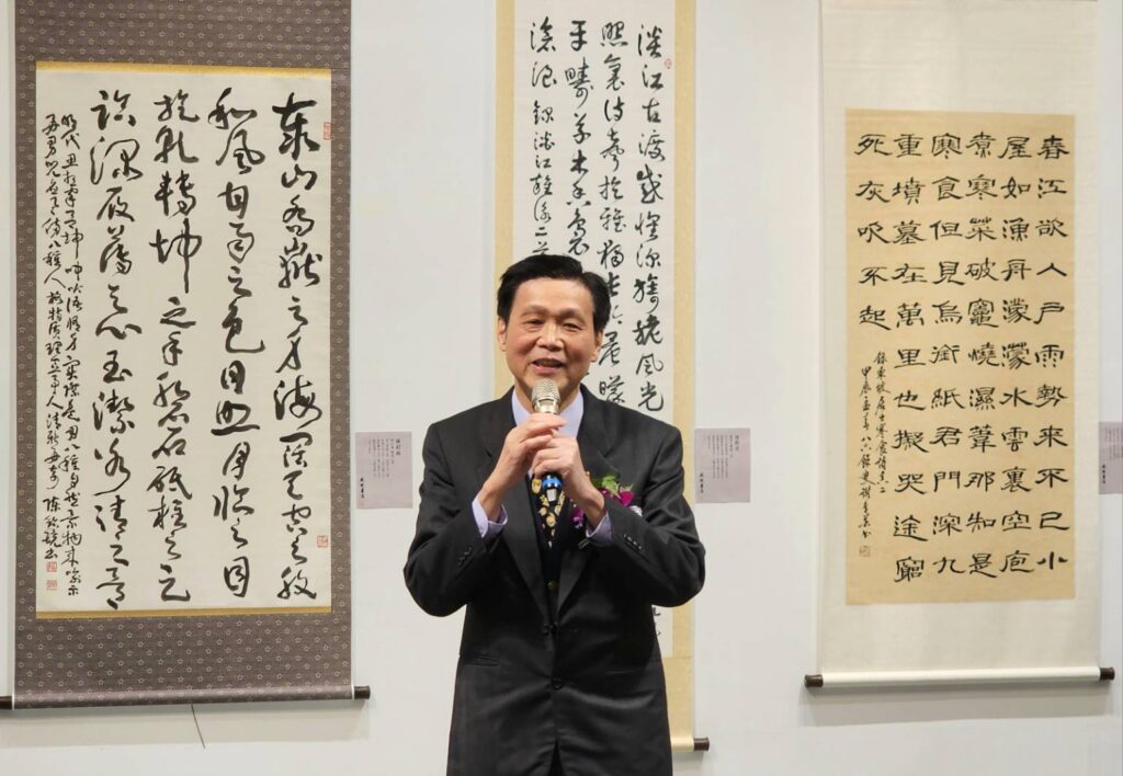 ▲中國書法學會理事長陳銘鏡特別在開幕式上陳述這次作品聯展與優勝作品展的策畫過程，並對參與單位及新竹縣文化局表達感謝之忱。（記者 辛澎祥/攝）