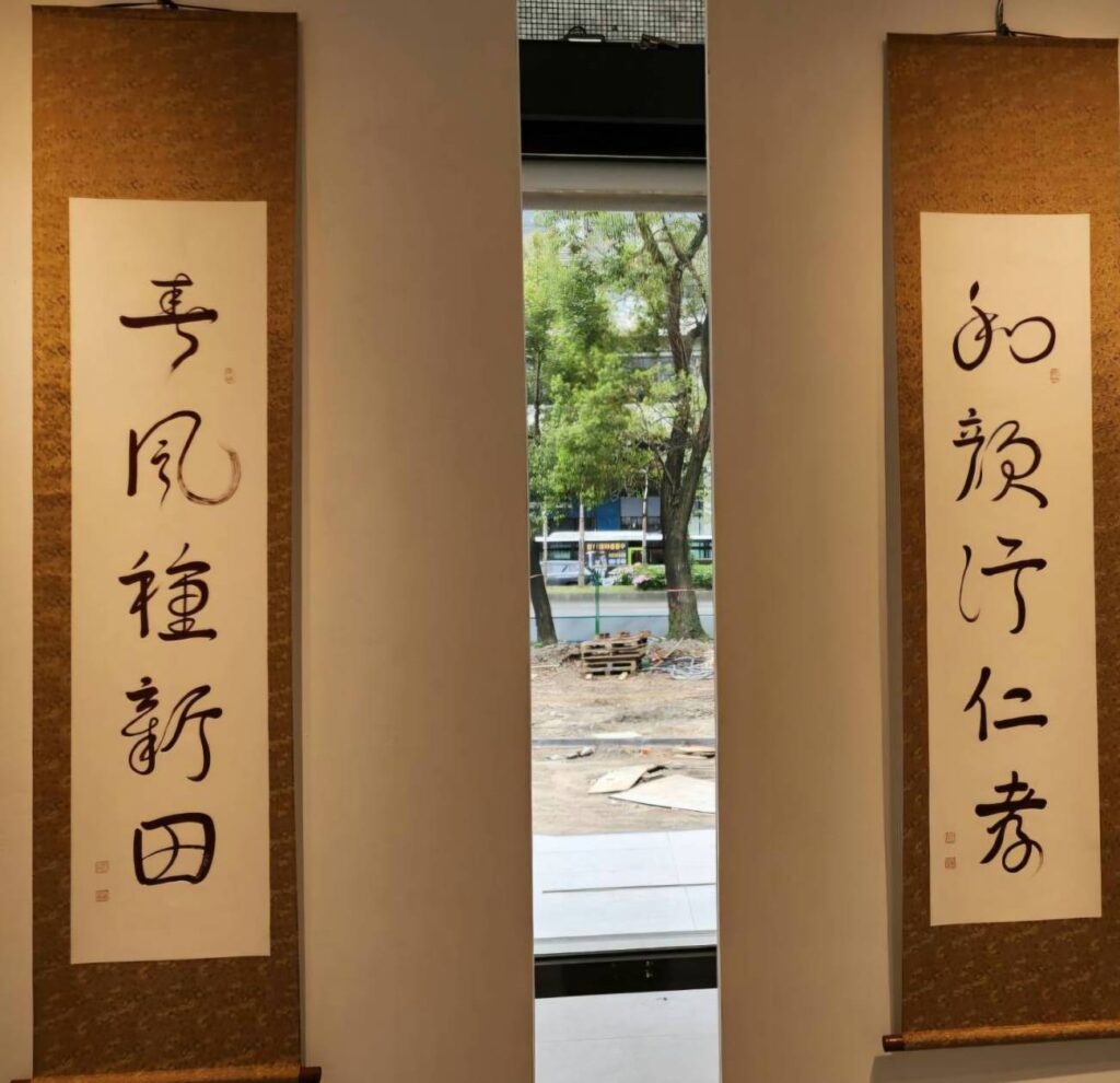 ▲孫端吉教授的墨寶作品，在孝與愛的文化基調中，凝聚了藝術的延伸性，與觀者建構互動交流的美感。（記者 辛澎祥/攝）