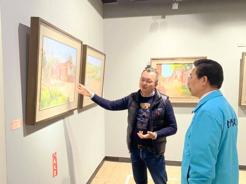 ▲參展藝術家顏國榮(左)為陳福海縣長進行作品導覽。(圖/金門文化局 提供)