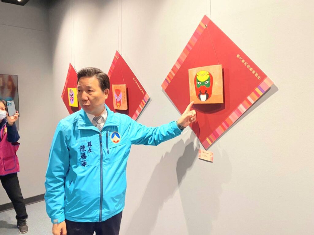 ▲金門縣長陳福海對參展藝術家作品讚譽有加。(圖/金門文化局 提供)