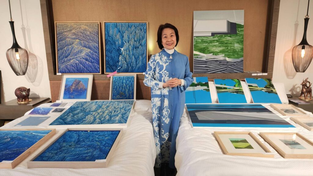 ▲99°藝術中心董事長張瀞文，在展廳接待參訪者與藏家，提供代理藝術家作品在現場展出，可謂極其專業。（記者 辛澎祥/攝）