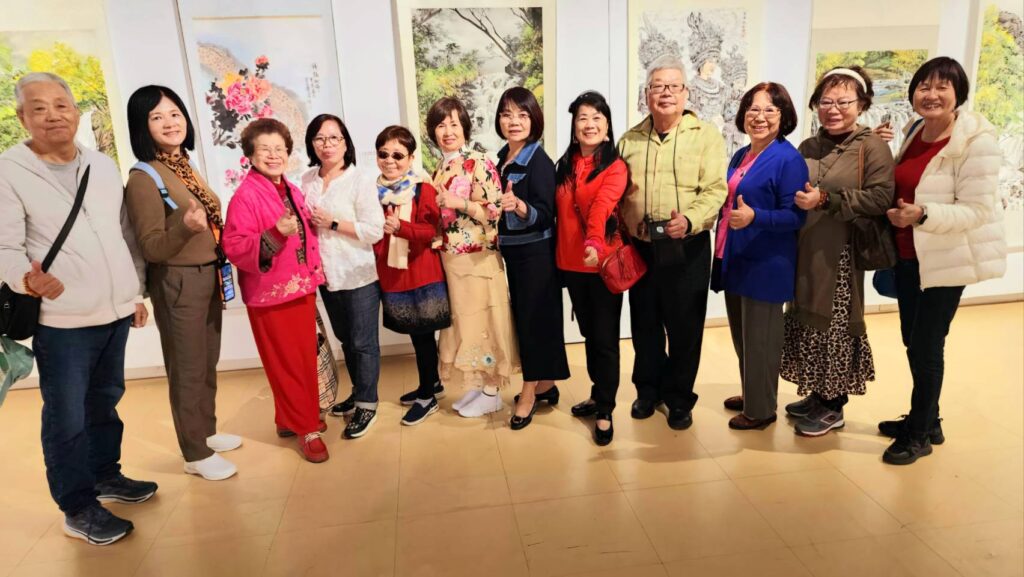 ▲來自臺灣的協會水墨畫家們一字排開，在展出作品前愉快的來一張大合照。（記者 辛澎祥/攝）