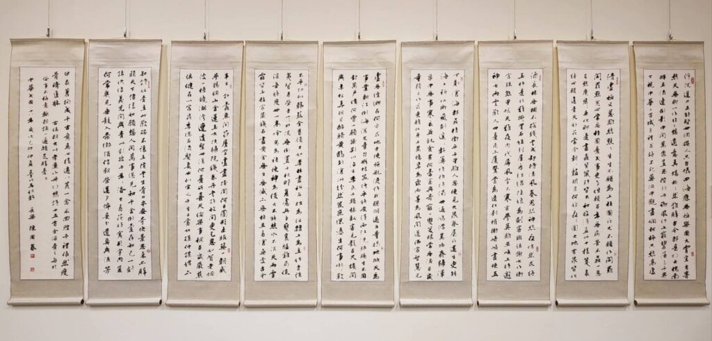 ▲陳國春老師的聯屏行書體作品，展現創作的筆觸勁道，讓觀者視野大開。（記者 辛澎祥/攝）
