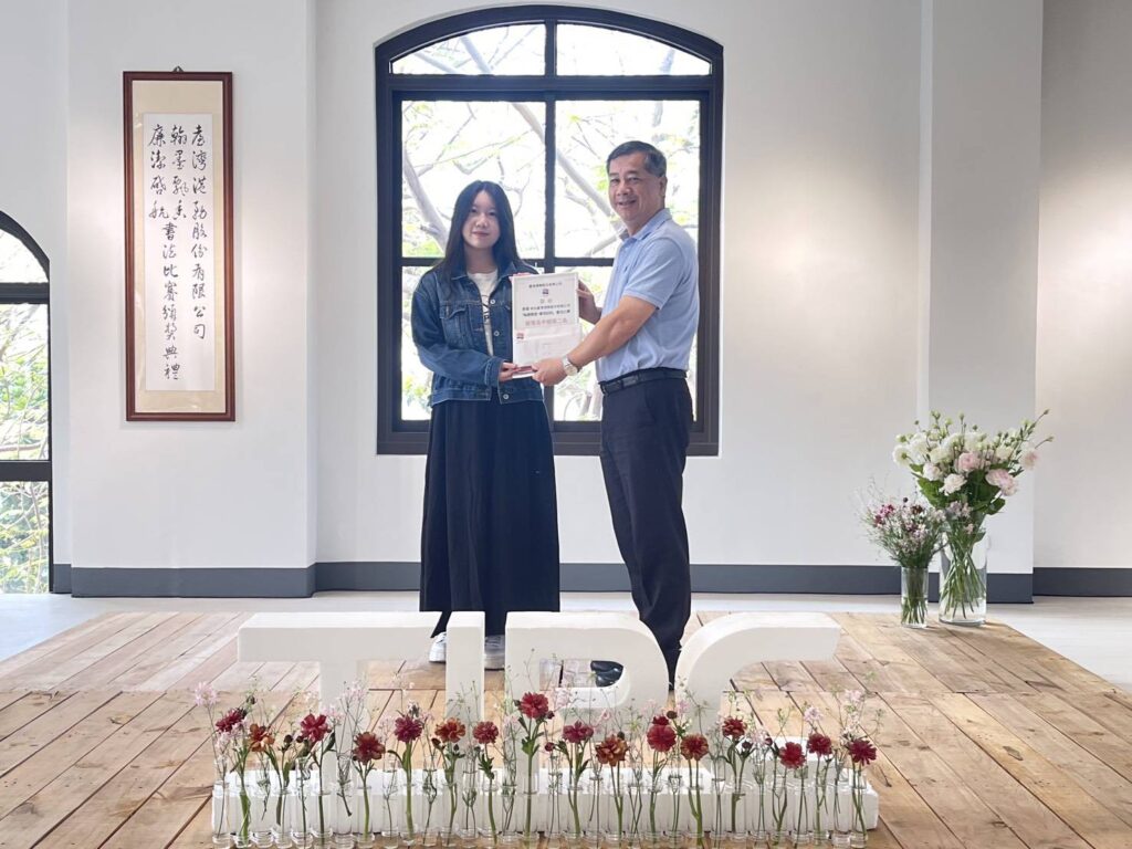 ▲港務公司總經理王錦榮（右）頒發「翰墨飄香 廉潔啟航」書法比賽優勝者。（圖/港務公司 提供）