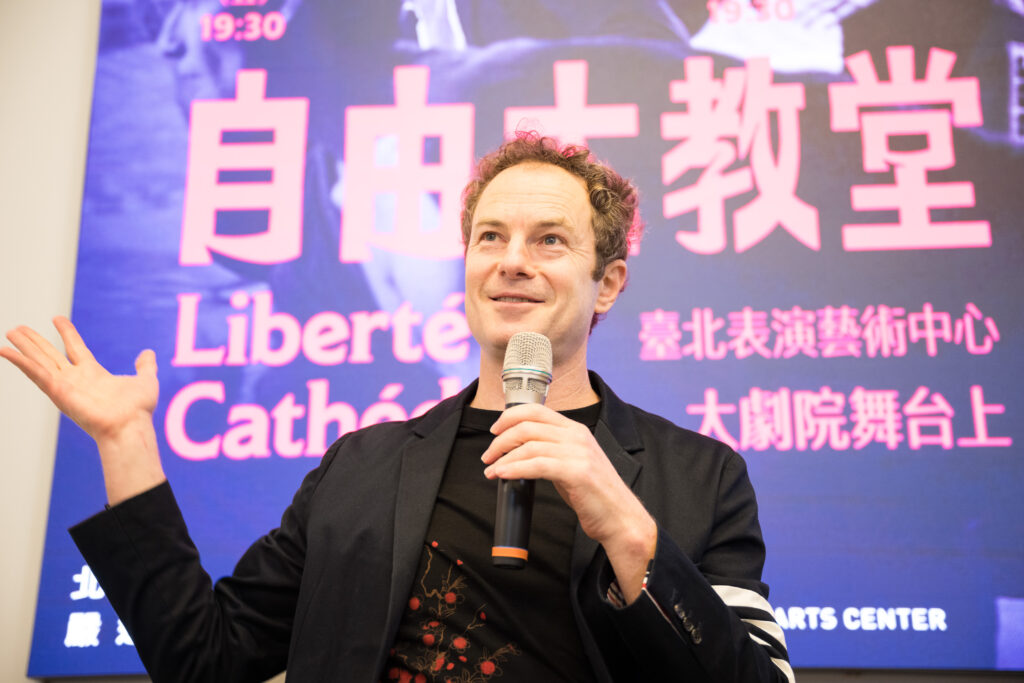 「烏帕塔舞蹈劇場」藝術總監波赫士．夏瑪茲暢談《自由大教堂》的創作理念。（圖/臺北表演藝術中心提供） 