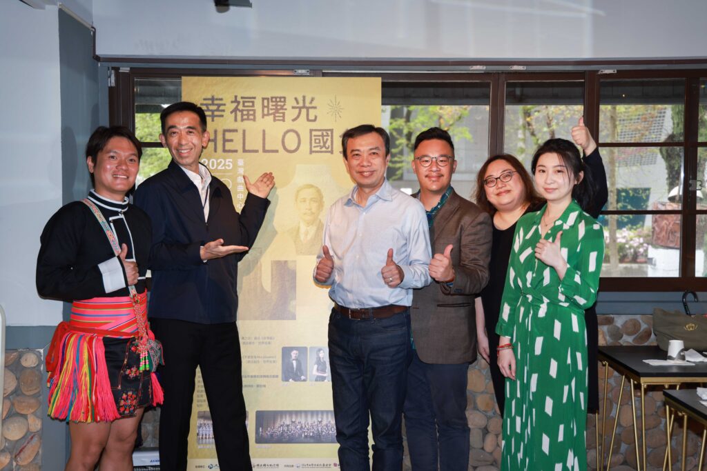 《幸福曙光—HELLO國父》音樂會記者會左起三金得主舒米恩．魯碧、國父紀念館館長王蘭生、臺灣國樂團團長吳定哲、指揮周聖文、江謝嘉芬、胡琴演奏家戴瑋