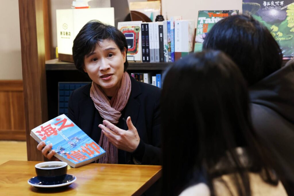 ▲行政院副院長鄭麗君(左)向莘莘學子介紹「海之信仰•朝聖臺灣離島」。(圖/文化部 提供)