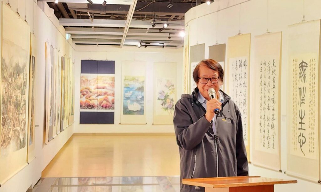 中華娛樂文創產業發展協會理事長辛澎祥在開幕式上說明此次臺馬藝術家聯展的內容與文化意義。（圖/大媒體新聞網 提供）
