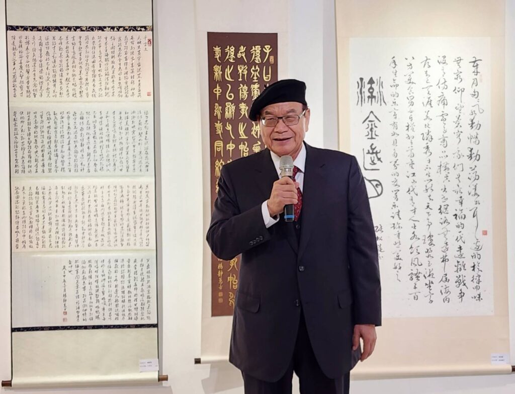 ▲中華學術文教基金會董事長高崇雲致詞時，緬懷創會理事長謝宗安大師當年立會與首展的過程，讓人感動。（記者 辛澎祥/攝）