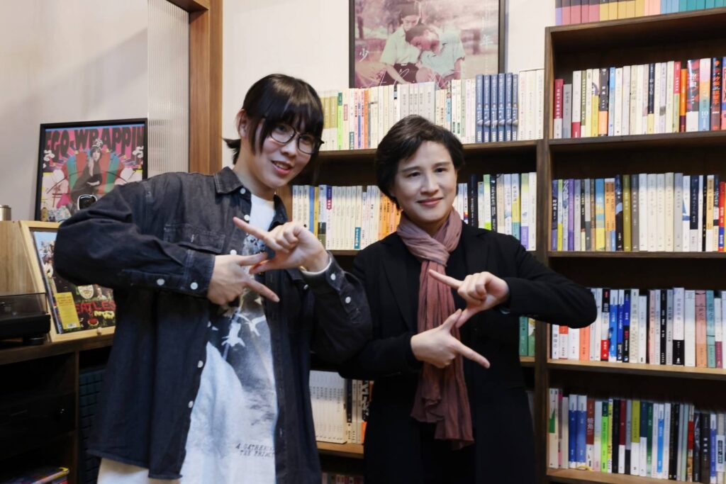 ▲鄭麗君副院長(右)特別推薦計畫通行的創作,引人關注。(圖/文化部 提供)