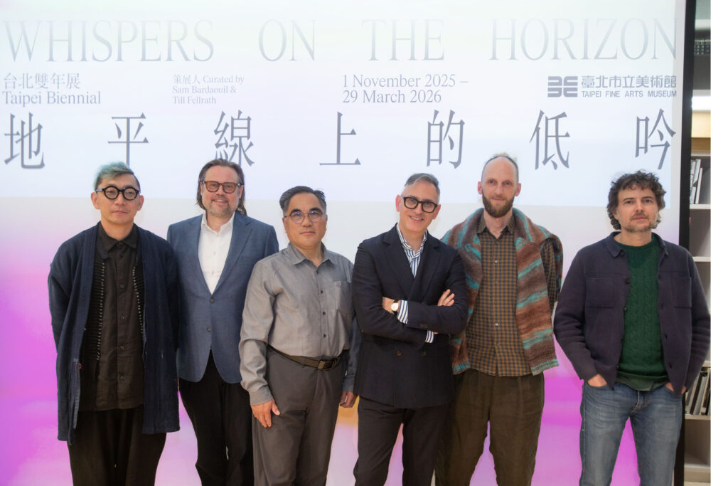藝術家澤拓(Hiraki Sawa)、2025台北雙年展策展人提爾．法爾拉特、臺北市立美術館代理館 長劉得堅、2025台北雙年展策展人山姆．巴 塔維爾、建築師Andreas Lechthaler及藝術家 亨里克・奧利維拉(Henrique Oliveira)。圖片由 臺北市立美術館提供。 